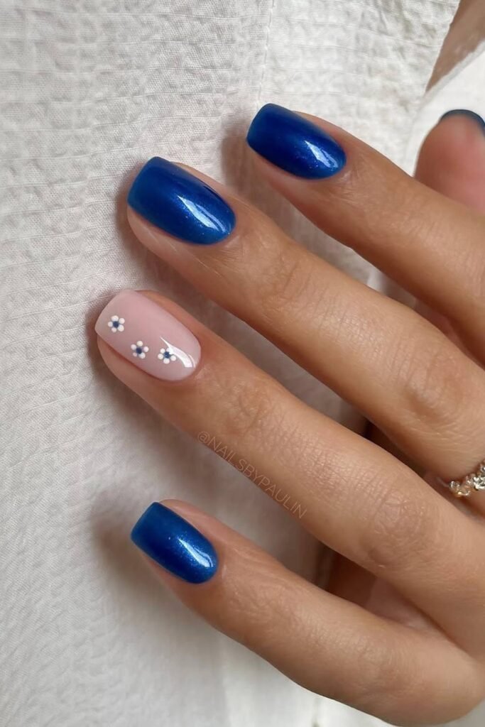 A nude base with royal blue & white floral accents + royal blue chic = spring, but make it minimalist and modern.