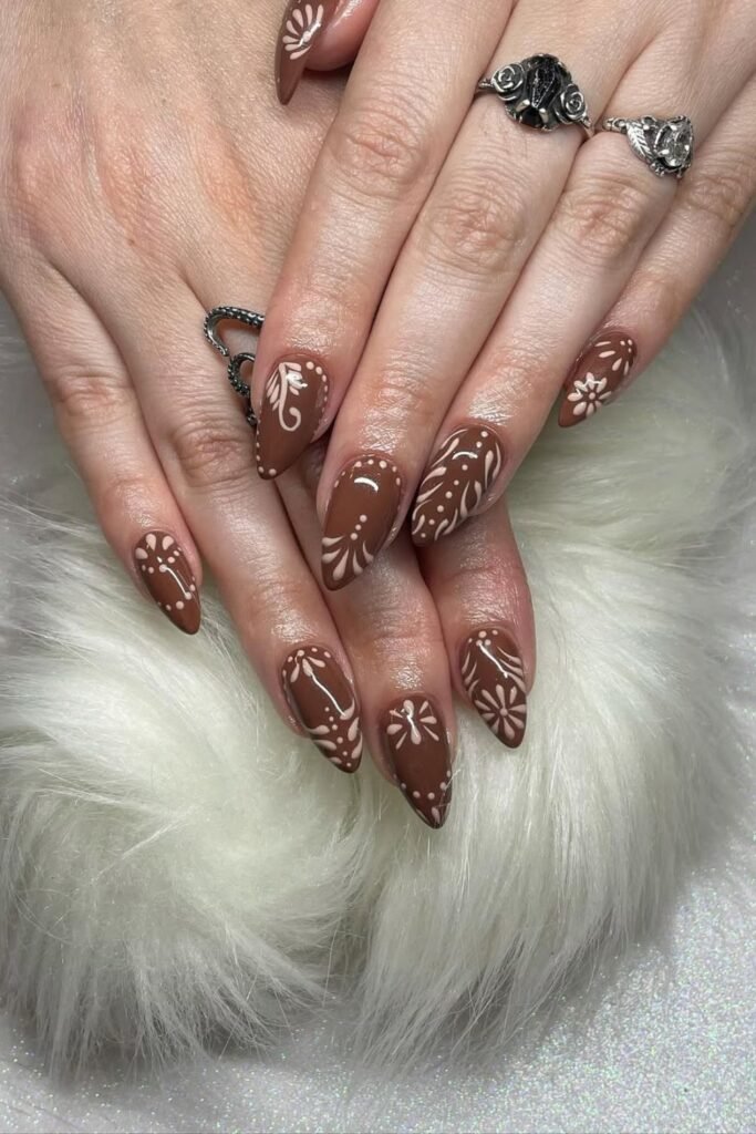 This Cinco de Mayo nail art is the perfect blend of elegance and tradition! These brown Mexican nail designs embrace a timeless, handcrafted feel, almost like embroidery on fabric.