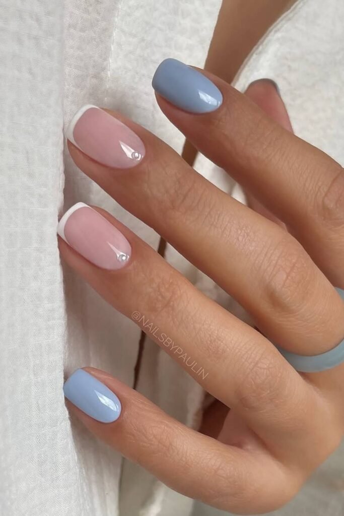 Neutral girls, I got you.
A soft grey-nude base + tiny, minimal spring white French tips — so elegant, it hurts.